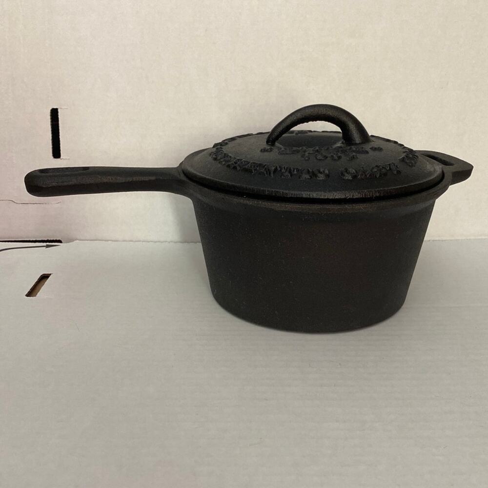 John Wayne "Duke" 1907 Cast Iron Saucepan Pot With Lid ~2 Qt Used Good - Picture 3 of 11